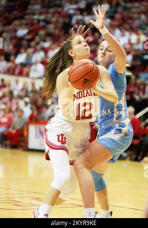 Bloomington, Usa. 01.. Dezember 2022. Indiana Hoosiers Guard Yarden Garzon (12) geht bei einem NCAA-Frauen-Basketballspiel in der Simon Skjodt Assembly Hall in Bloomington gegen North Carolina auf den Korb. IU schlug North Carolina 87:63. (Foto: Jeremy Hogan/SOPA Images/Sipa USA) Guthaben: SIPA USA/Alamy Live News Stockfoto