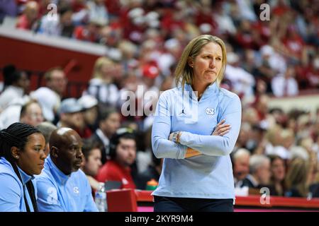 Bloomington, Usa. 01.. Dezember 2022. Courtney Banghart, Basketballtrainerin für Frauen in North Carolina, trainiert gegen die Indiana University während eines NCAA-Frauen-Basketballspiels in der Simon Skjodt Assembly Hall in Bloomington. IU schlug North Carolina 87:63. (Foto: Jeremy Hogan/SOPA Images/Sipa USA) Guthaben: SIPA USA/Alamy Live News Stockfoto