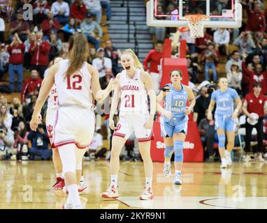 Bloomington, Usa. 01.. Dezember 2022. Henna Sandvik (21) der Indiana Hoosiers reagiert bei einem NCAA-Frauen-Basketballspiel in der Simon Skjodt Assembly Hall in Bloomington gegen North Carolina. IU schlug North Carolina 87:63. (Foto: Jeremy Hogan/SOPA Images/Sipa USA) Guthaben: SIPA USA/Alamy Live News Stockfoto