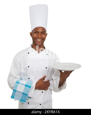 Sie entscheiden, welche Lebensmittel auf diesen Teller kommen. Ein glücklicher afrikanischer Koch bringt Ihnen Ihr Essen - Copyspace. Stockfoto