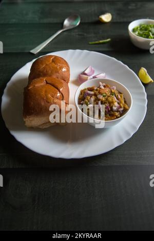 Blick von oben auf das beliebte indische Street Food pav Bhaji in einer Schüssel. Stockfoto