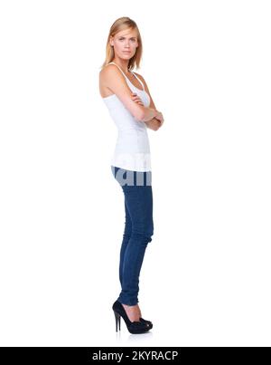 Völlig zuversichtlich. Das lange Porträt einer attraktiven und selbstbewussten jungen Frau. Stockfoto