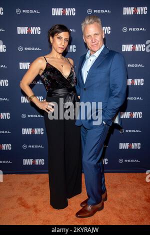 EW YORK, NEW YORK - 01. DEZEMBER: Kadia Saraf und Terry Serpico nehmen am 01. Dezember 2022 am Regal Union Square in New York City an den 2022 Dances with Films New York - „Beau: The Musical“ Teil. Stockfoto