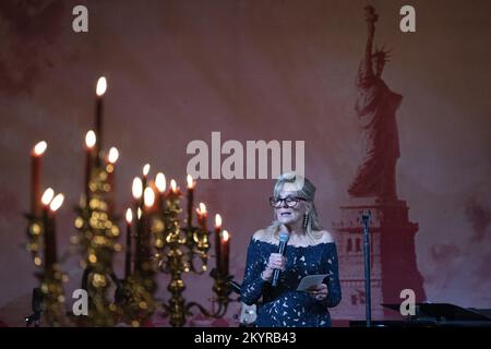 Washington, Usa. 01.. Dezember 2022. First Lady Dr. Jill Biden stellt den Musiker Jon Batiste bei einem Staatsessen zu Ehren von Präsident Emmanuel Macron von Frankreich vor, das am Donnerstag, den 1. Dezember 2022, vom US-Präsidenten Joe Biden und der First Lady im Weißen Haus in Washington, DC, ausgerichtet wird. Foto: Chris Kleponis/UPI Credit: UPI/Alamy Live News Stockfoto