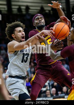 Boulder, CO, USA. 01.. Dezember 2022. Colorado Buffaloes Wächter J'Vonne Hadley (13) kämpft um einen losen Ball mit Arizona State Sun Devils Wächter Devan Cambridge (35) in der zweiten Hälfte des Männer-Basketballspiels zwischen Colorado und Arizona State in Boulder, CO. Derek Regensburger/CSM/Alamy Live News Stockfoto