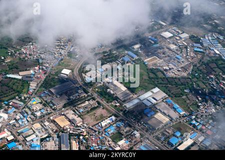 Ein Luftblick auf die Skyline von Mumbai über ein Gebäude mit Straßen und Brücken. Stockfoto