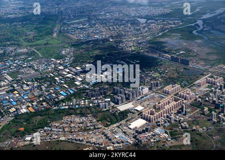 Ein Luftblick auf die Skyline von Mumbai über ein Gebäude mit Straßen und Brücken. Stockfoto