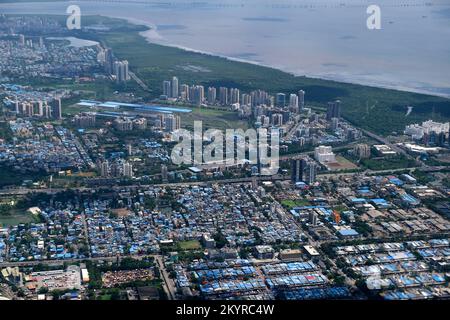 Ein Luftblick auf die Skyline von Mumbai über ein Gebäude mit Straßen und Brücken. Stockfoto