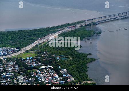 Ein Luftblick auf die Skyline von Mumbai über ein Gebäude mit Straßen und Brücken. Stockfoto