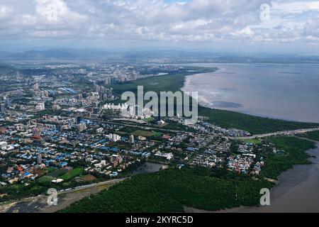 Ein Luftblick auf die Skyline von Mumbai über ein Gebäude mit Straßen und Brücken. Stockfoto