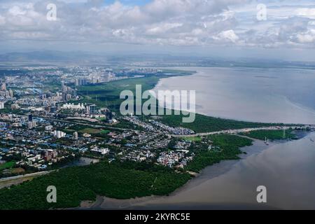 Ein Luftblick auf die Skyline von Mumbai über ein Gebäude mit Straßen und Brücken. Stockfoto