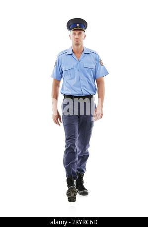 Im Rhythmus laufen. Studiofoto eines erwachsenen Polizisten isoliert auf Weiß. Stockfoto