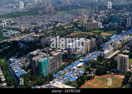 Ein Luftblick auf die Skyline von Mumbai über ein Gebäude mit Straßen und Brücken. Stockfoto