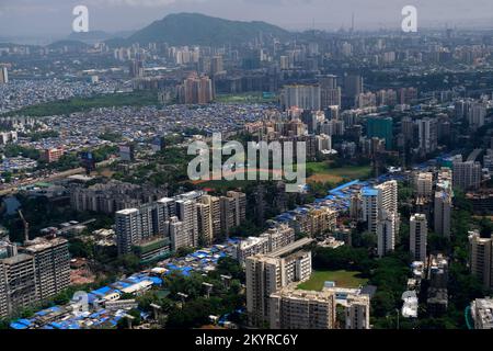 Ein Luftblick auf die Skyline von Mumbai über ein Gebäude mit Straßen und Brücken. Stockfoto