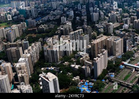 Ein Luftblick auf die Skyline von Mumbai über ein Gebäude mit Straßen und Brücken. Stockfoto