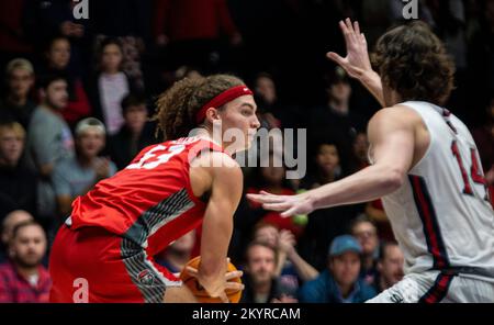 November 30 2022 Moraga, CA USA New Mexico Forward Josiah Allick (53) versucht, den Ball beim NCAA Männer Basketballspiel zwischen New Mexico Lobos und den Saint Mary's Gaels zu übergeben. New Mexico besiegte Saint Mary's 69-65 im University Credit Union Pavilion Moraga Calif Thurman James/CSM Stockfoto