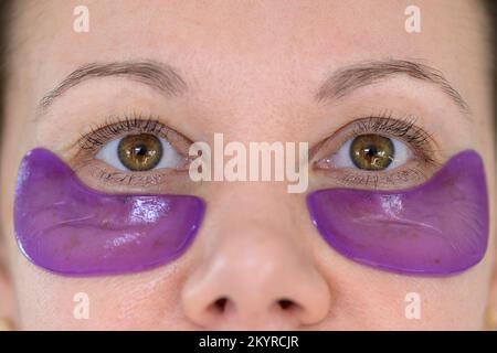 Nahaufnahme gekürzter Augen einer schönen Frau mittleren Alters mit Augenpolstern Stockfoto