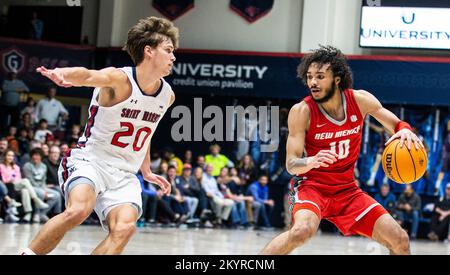 November 30 2022 Moraga, CA USA New Mexico Guard Jaelen House (10) versucht, den Ball während des NCAA Männer Basketballspiels zwischen New Mexico Lobos und den Saint Mary's Gaels zu übergeben. New Mexico besiegte Saint Mary's 69-65 im University Credit Union Pavilion Moraga Calif Thurman James/CSM Stockfoto