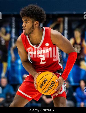 November 30 2022 Moraga, CA USA Der New Mexico Guard Donovan Dent (2) passt den Ball beim NCAA Männer Basketballspiel zwischen New Mexico Lobos und den Saint Mary's Gaels. New Mexico besiegte Saint Mary's 69-65 im University Credit Union Pavilion Moraga Calif Thurman James/CSM Stockfoto