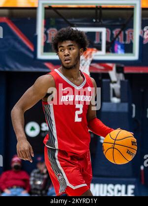 November 30 2022 Moraga, CA USA Der New Mexico Guard Donovan Dent (2) passt den Ball beim NCAA Männer Basketballspiel zwischen New Mexico Lobos und den Saint Mary's Gaels. New Mexico besiegte Saint Mary's 69-65 im University Credit Union Pavilion Moraga Calif Thurman James/CSM Stockfoto