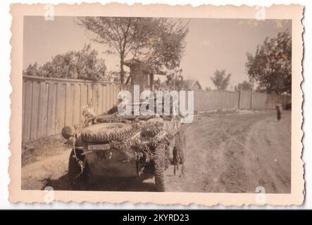 Zweiter Weltkrieg Wehrmacht Volkswagen Amphibienfahrzeug, Schwimmwagen einer Waffen-SS-Einheit an der russischen Front 1943. Dies ist ein privates Schwarzweißfoto aus einer persönlichen Sammlung eines ehemaligen Mitglieds dieser Einheit Stockfoto