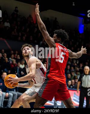 November 30 2022 Moraga, CA USA St. Mary's Guard Logan Johnson (0) geht beim NCAA Männer Basketballspiel zwischen New Mexico Lobos und den Saint Mary's Gaels auf den Basketball. New Mexico besiegte Saint Mary's 69-65 im University Credit Union Pavilion Moraga Calif Thurman James/CSM Stockfoto