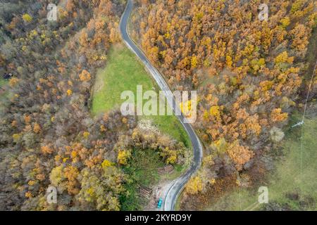 Vezzolacca Piacenza Italien szenische Drohne Luftaufnahme des Herbstes farbigen Treswald Stockfoto