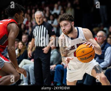 November 30 2022 Moraga, CA USA St. Mary's Guard Logan Johnson (0) geht beim NCAA Männer Basketballspiel zwischen New Mexico Lobos und den Saint Mary's Gaels auf den Basketball. New Mexico besiegte Saint Mary's 69-65 im University Credit Union Pavilion Moraga Calif Thurman James/CSM Stockfoto