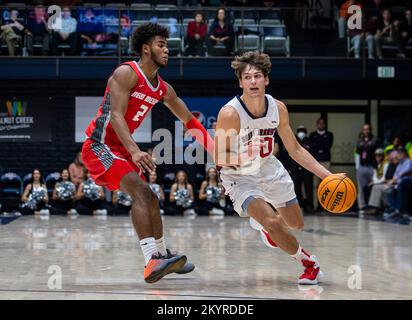 November 30 2022 Moraga, CA USA St. Marias Wache Aidan Mahaney (20) geht beim NCAA Männer Basketballspiel zwischen New Mexico Lobos und den Saint Mary's Gaels auf den Korb. New Mexico besiegte Saint Mary's 69-65 im University Credit Union Pavilion Moraga Calif Thurman James/CSM Stockfoto