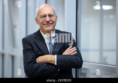 Tirana, Albanien. 01.. Dezember 2022. Peter Zingraf, Botschafter der Bundesrepublik Deutschland in Albanien, steht am Rande einer Ernennung mit dem deutschen Präsidenten in einer Schule in Tirana. Kredit: Bernd von Jutrczenka/dpa/Alamy Live News Stockfoto