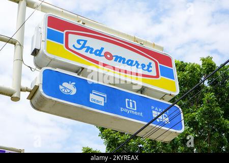 Kudus, Indonesien - Mai 2023 : PT Indomarco Prismatama oder Indomaret (Abkürzung für Indonesia Market Retail) ist eine Kette von Lebensmittelgeschäften. Stockfoto