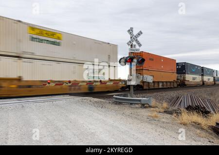 Ein BNSF-Güterzug mit Doppelstapelcontainern fährt westwärts durch Lee County, Iowa Stockfoto