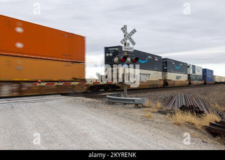 Ein BNSF-Güterzug mit Doppelstapelcontainern fährt westwärts durch Lee County, Iowa Stockfoto