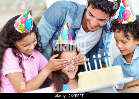 Sie hat Geburtstag. Eine Geburtstagsparty für junge Mädchen. Stockfoto