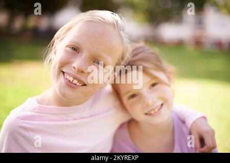 Meine Schwester und beste Freundin. Porträt von zwei jungen Mädchen, die draußen stehen. Stockfoto