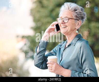 Telefonanruf, Kaffee und Geschäftsfrau in der Stadt, 5G-Kontakt und Telefonkommunikation in Neuseeland. Vernetztes Lächeln, mobiles Gespräch und Senioren Stockfoto