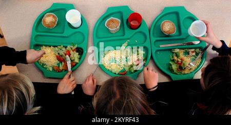 Datei Foto vom 08. Dezember 03/07 von Kindern, die eine Schulmahlzeit essen. Die Zahl der Kinder, die sich kein Mittagessen leisten können, ist in mehr als der Hälfte der staatlichen Schulen Englands gestiegen, da die Krise der Lebenshaltungskosten mehr Familien in die Armut treibt, so neue Forschungsergebnisse. Etwa 52 % der Lehrer, die an einer Umfrage teilnahmen, die von der führenden Wohltätigkeitsorganisation The Sutton Trust im Bildungsbereich in Auftrag gegeben wurde, gaben an, dass die Zahl der Schüler, die im Herbst Hunger leiden, gestiegen sei. Ausgabedatum: Freitag, 2. Dezember 2022. Stockfoto