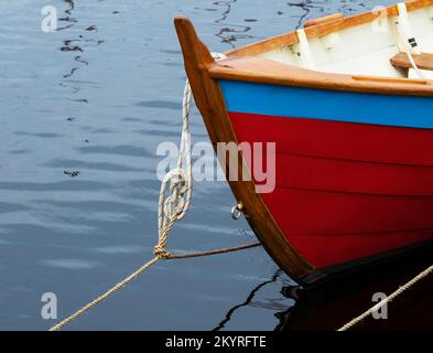 Klinker baute ein Boot, rot und blau gestrichen und mit einem von vielen nautischen Knoten verbunden. Stockfoto