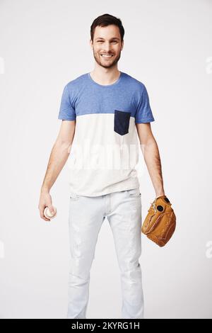 Er liebt Baseballspiele. Porträt eines jungen Mannes in Baseballkleidung. Stockfoto