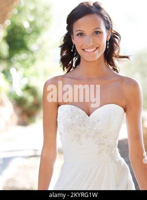 Bereit zum Altar zu gehen. Porträt einer strahlenden Braut. Stockfoto