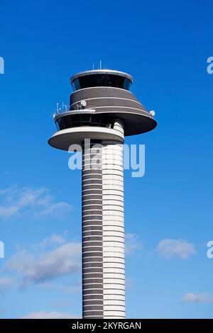 Arlanda, Schweden - 12. Oktober 2022: Flugverkehrskontrollturm bei Sonnenlicht Stockfoto