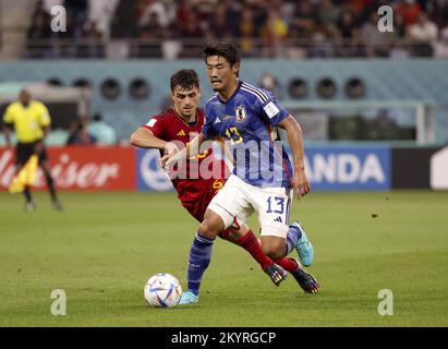 AR-Rayyan, Katar - 01/12/2022, Hidemasa Morita aus Japan, Pedri Gonzalez aus Spanien (links) während der FIFA-Weltmeisterschaft 2022, Fußballspiel der Gruppe E zwischen Japan und Spanien am 1. Dezember 2022 im Khalifa International Stadium in Ar-Rayyan, Katar - Foto: Jean Catuffe/DPPI/LiveMedia Stockfoto