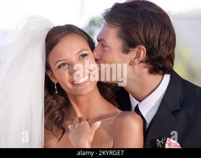 Du hast mein Herz fürs Leben. Eine Braut und ein Bräutigam an ihrem Hochzeitstag. Stockfoto