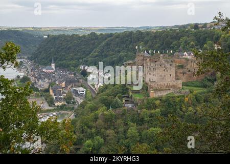 SANKT GOAR, DEUTSCHLAND - 3. OKTOBER 2021: Panoramabild von Sankt Goar mit Schloss Rheinfels vor bewölktem Himmel am 3. Oktober 2021 im Rheintal, Stockfoto
