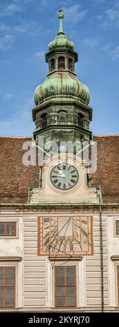 Fassade von Amalienburg mit Sonnenuhr und Uhr, Wien, Österreich Stockfoto