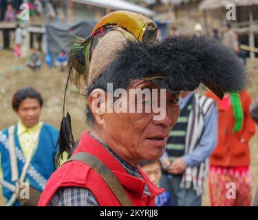 Raga, Arunachal Pradesh, Indien - 02 25 2009 : Porträt eines Nyishi-Stammesmannes in traditionellem Kopfbedeckungen mit Hornvogel-Schnabel, Federn und Bärenfell Stockfoto