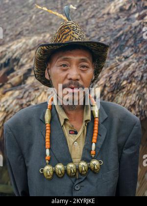 Longwa, Mon, Nagaland, Indien - 03 02 2009 : Porträt des Häuptlings Angh des Naga Konyak-Stammes mit traditioneller Kopfjägerkette und Hut Stockfoto