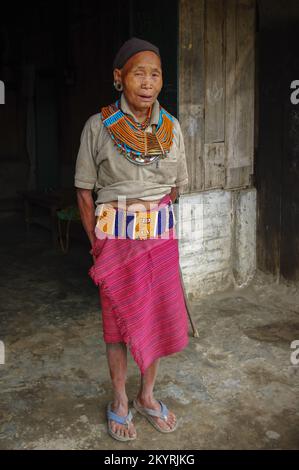 Mon, Nagaland, Indien - 03 03 2009 : Porträt der alten Naga Konyak-Stammesfrau mit traditioneller Kette, Gürtel, Ohrringen und schwarzem Kopftuch Stockfoto