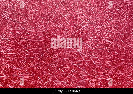 Rote Textur von Holzspäne-Pressplatten. OSB-Platten aus Holzschnitzeln, die auf einen Holzhintergrund geschliffen wurden. Schließen. Stockfoto
