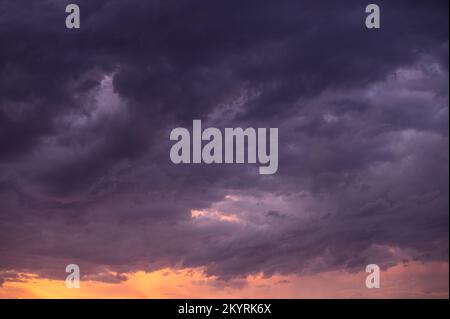 Dunkle Wolken im Himmel aus dem unteren Winkel Stockfoto